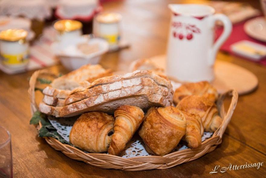 Bed and Breakfast L'Atterrissage Santes Exterior foto